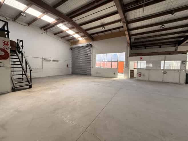 Functional Rosebank warehouse with yard options