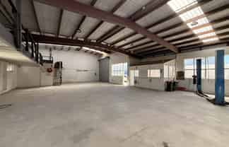 Functional Rosebank warehouse with yard options