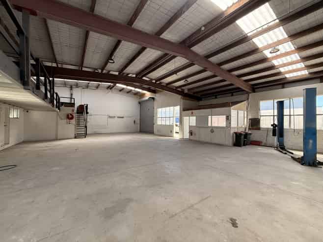 Functional Rosebank warehouse with yard options