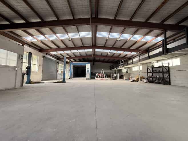 Functional Rosebank warehouse with yard options