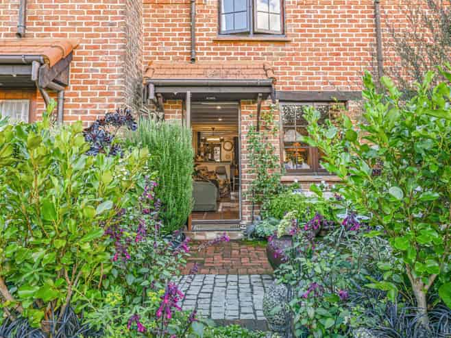 4/6 Quiet Woman Way, Monaco