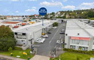 REFURBISHED WAIRAU VALLEY UNIT 125M² READY TO GO
