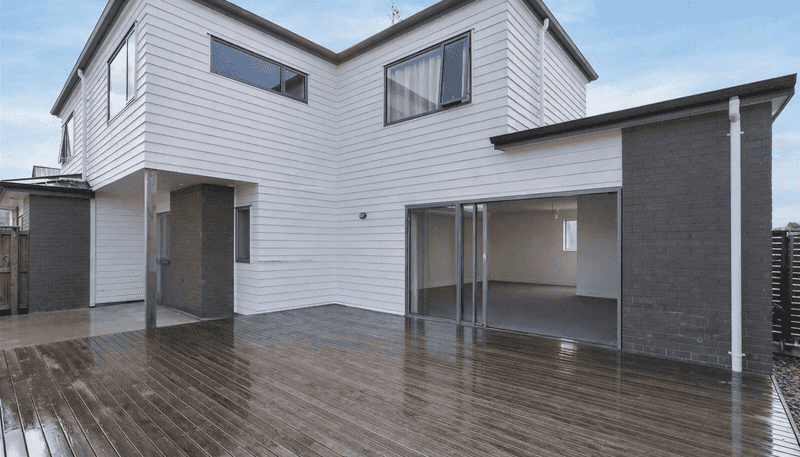 12 Springside Court, Huntington