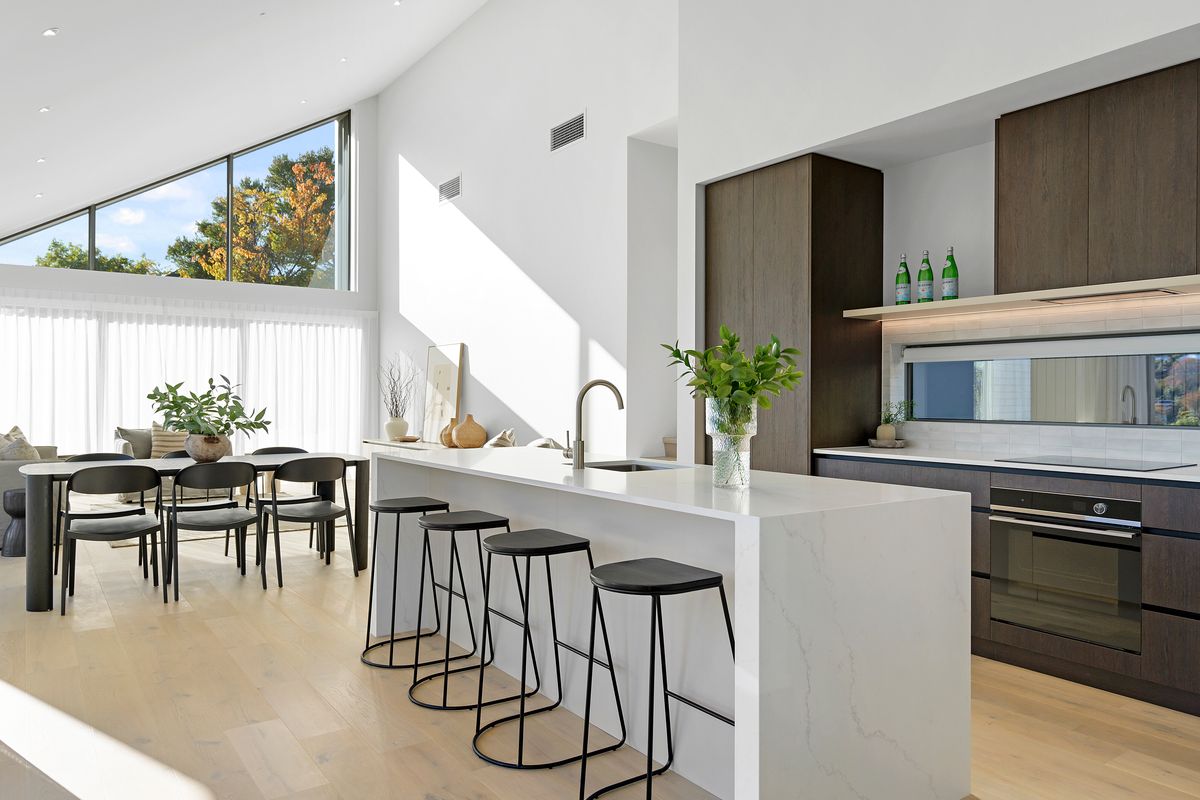 Custom-Designed Luxury Living in Bowenvale - Vista 2