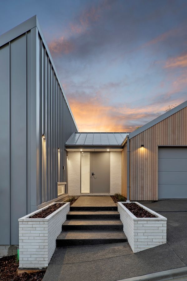 Custom-Designed Luxury Living in Bowenvale - Més