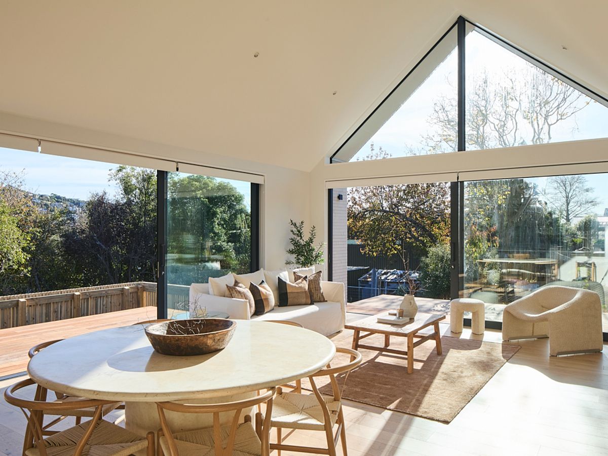 Custom-Designed Luxury Living in Bowenvale - Vista 3