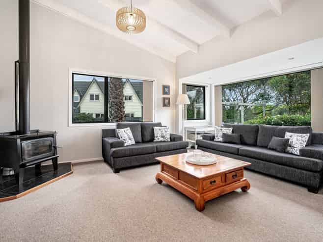 10 Fenside Street, Waikanae Beach