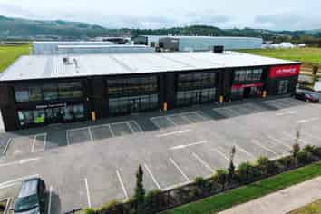 Brand New Customisable Drury Trade Units | 464 m2