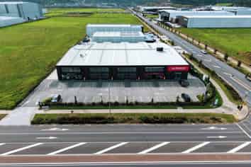 Brand New Customisable Drury Trade Units | 464 m2