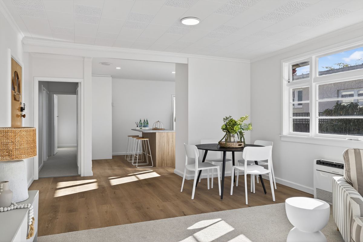 Sunny light-filled renovated home - Mehr