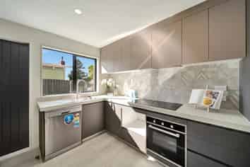 8/106 Triangle Road, Massey