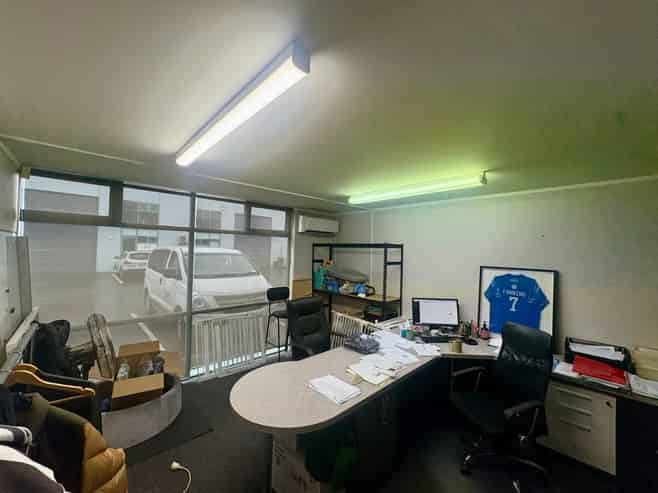 High Profile Showroom & Warehousing