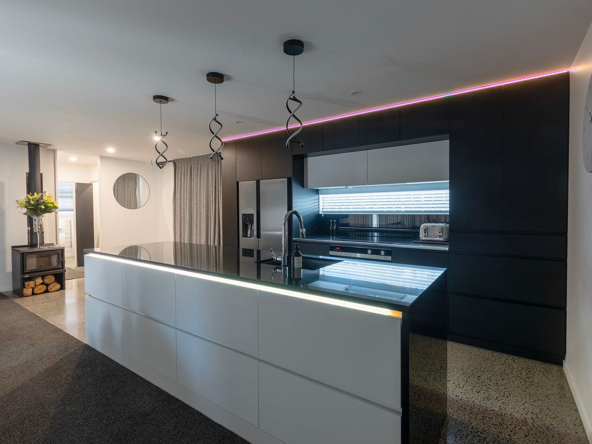 Freehold Modern Living, Sun-Soaked & Smart - Mehr