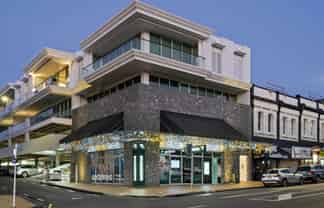 TOP FLOOR WITH DECK AND VIEWS
