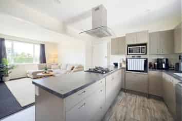 6 Travis Road, Burwood