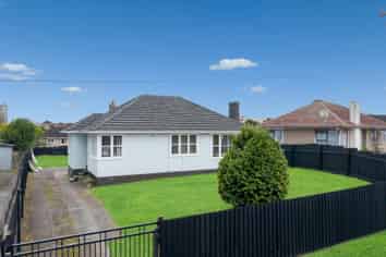 18 Crown Crescent, Otara