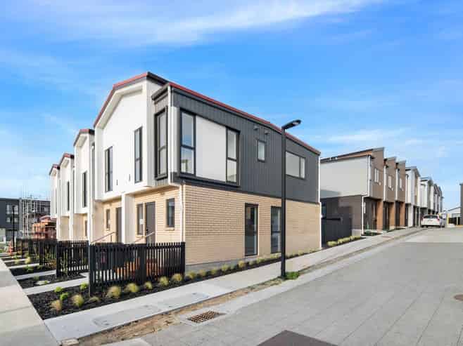 16 Papatahi Lane, Flat Bush