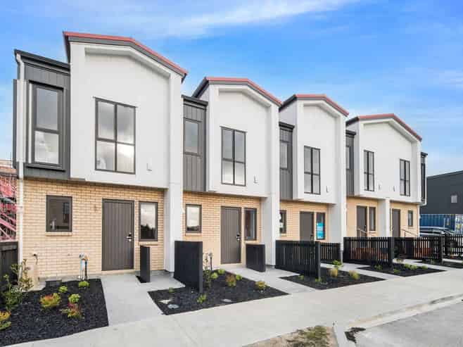 16 Papatahi Lane, Flat Bush