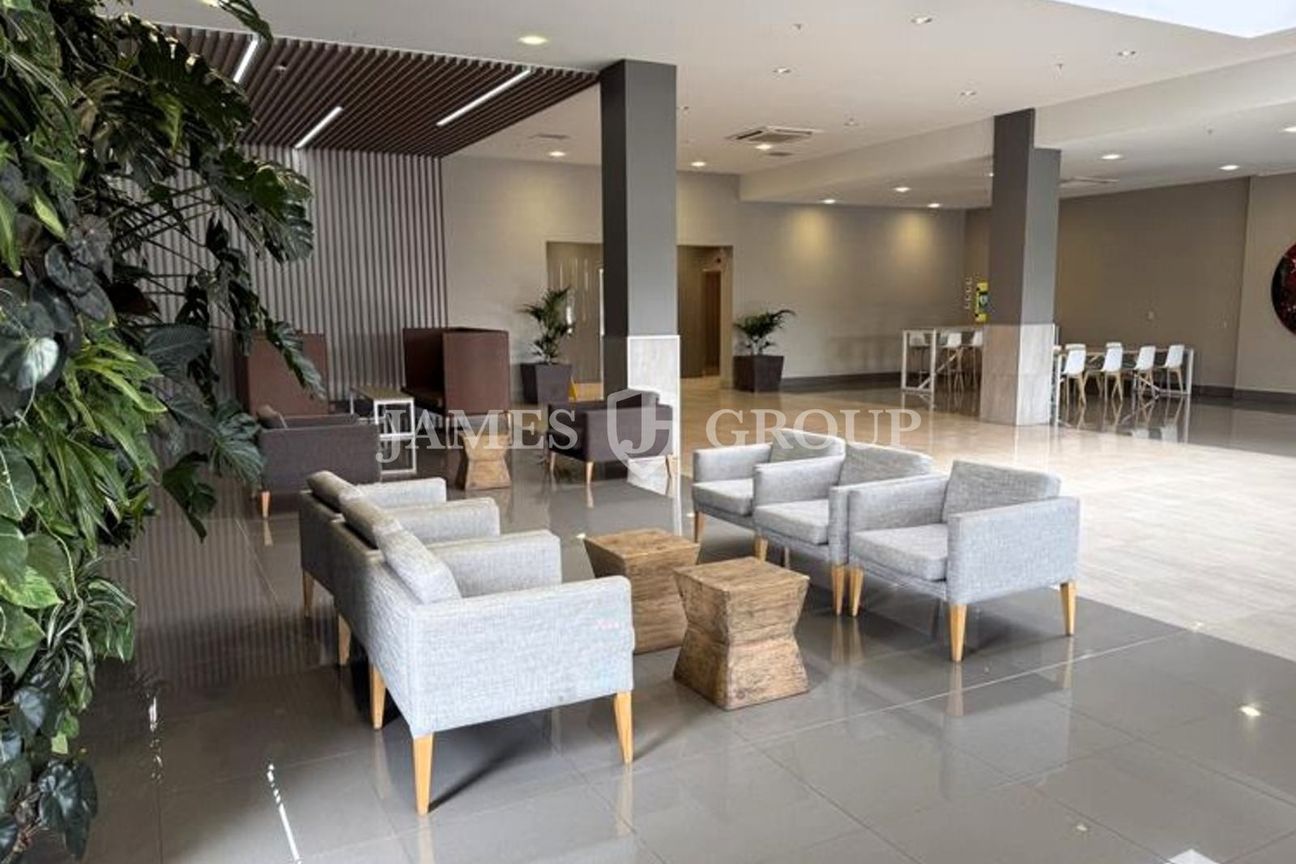 488M² QUALITY OFFICE SPACE IN PENROSE - Flere