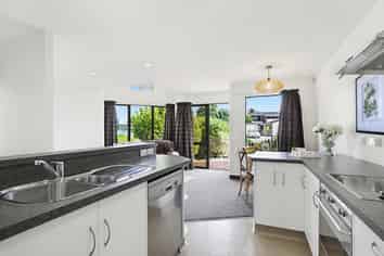 2/4 Richard Street, Titahi Bay