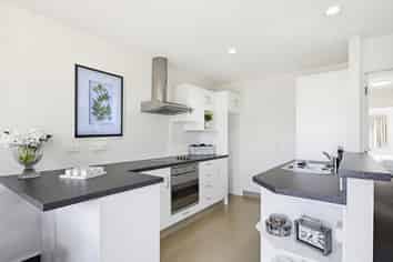 2/4 Richard Street, Titahi Bay