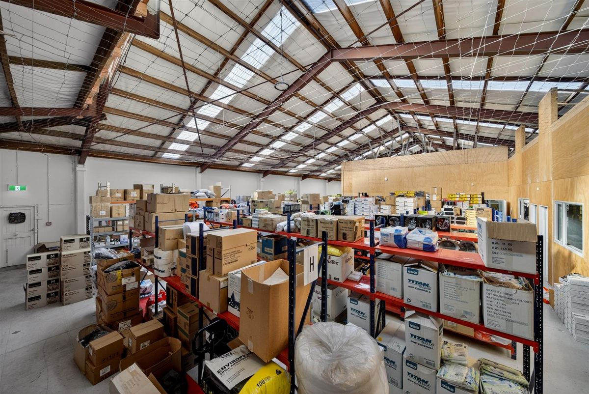 Immaculate CBD Fringe Showroom & Warehouse – další