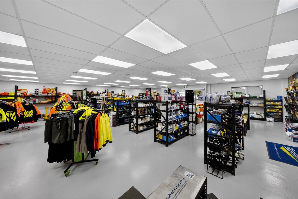 Immaculate CBD Fringe Showroom & Warehouse – pohled 2