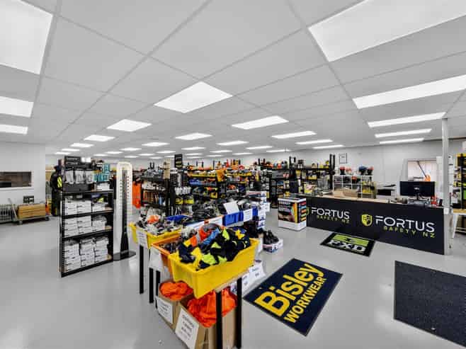 Immaculate CBD Fringe Showroom & Warehouse