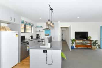 2/11 Short Street, Waltham