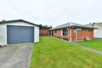 2/11 Short Street, Waltham