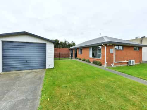 2/11 Short Street, Waltham