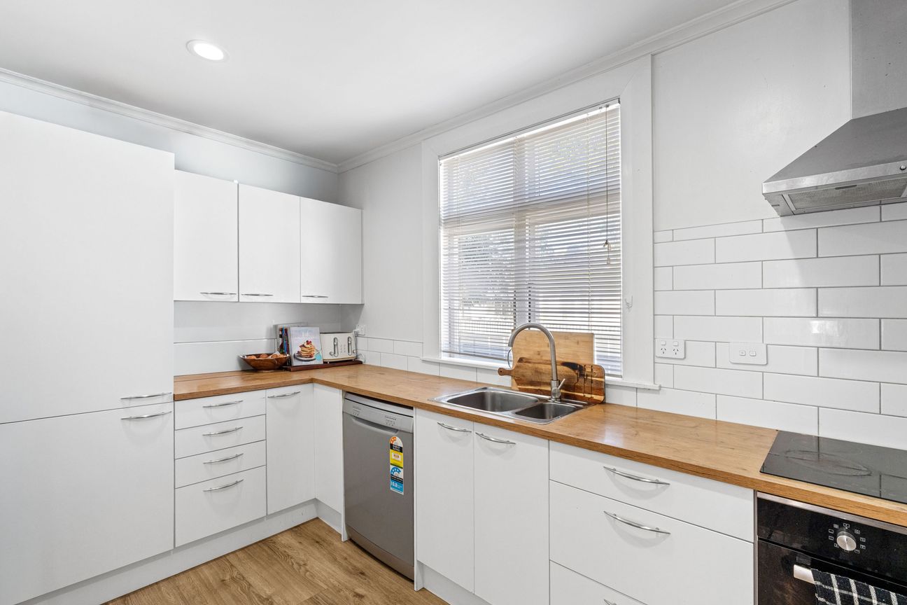 Aged Charm Meets Modern Living - Още
