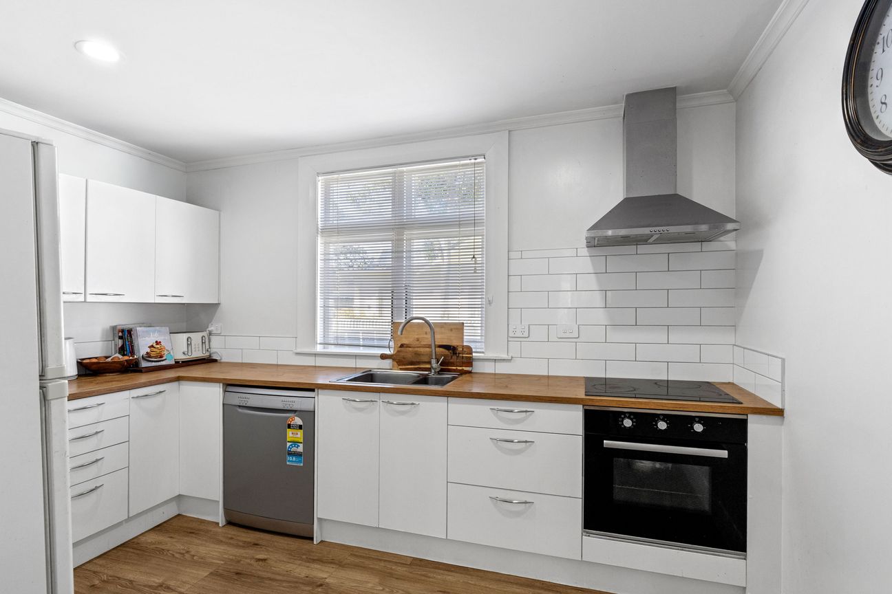 Aged Charm Meets Modern Living - Изглед 2