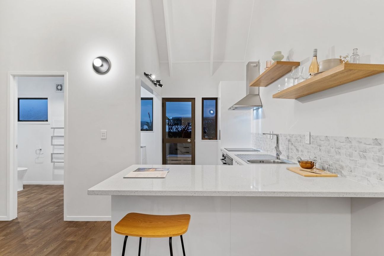 Fully renovated 3 bedroom available now! - Widok 2