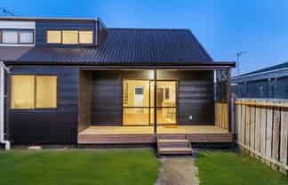 2/24 Great south road, , Papakura