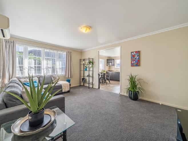 82 Pine Avenue, Ebdentown