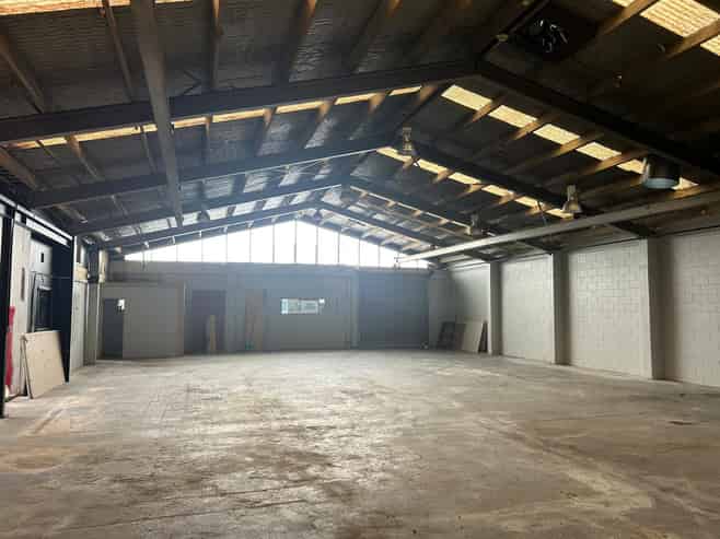 Workshop with yard just off Greenwood St