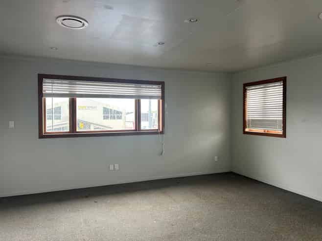 Workshop with yard just off Greenwood St