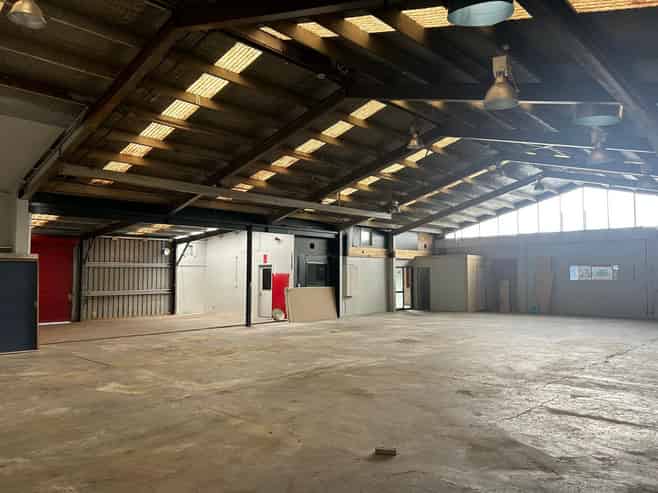 Workshop with yard just off Greenwood St