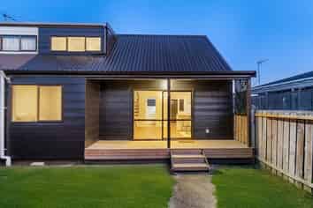 2/24 Great south road,, Papakura