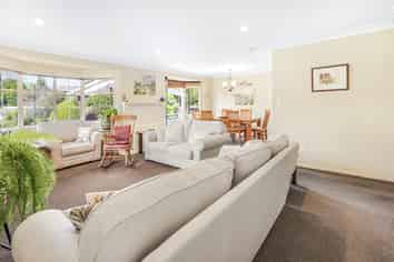 8 Perindale Drive, Chartwell