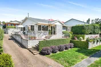 8 Perindale Drive, Chartwell
