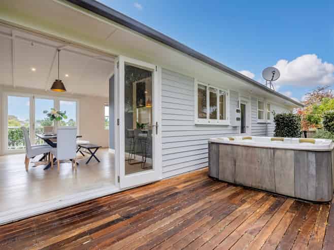 12 Bayside Avenue, Te Atatu South