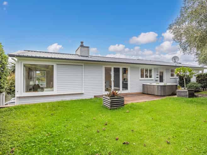 12 Bayside Avenue, Te Atatu South