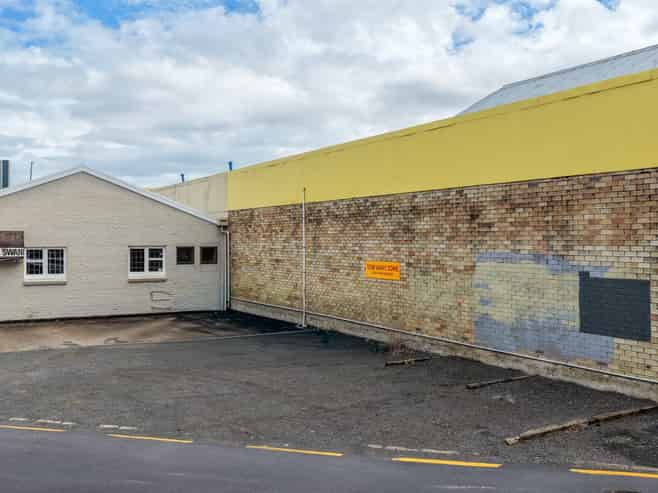 High profile retail location with holding yield