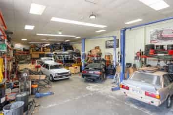 HIGH STUD NEW LYNN UNIT + 6 CARPARKS