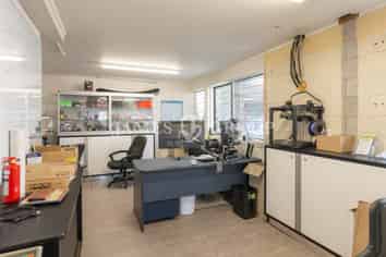 HIGH STUD NEW LYNN UNIT + 6 CARPARKS