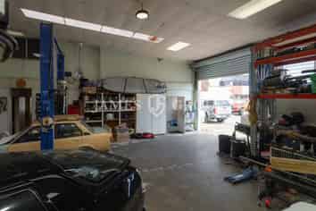 HIGH STUD NEW LYNN UNIT + 6 CARPARKS