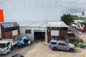 HIGH STUD NEW LYNN UNIT + 6 CARPARKS