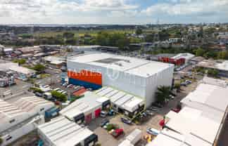 HIGH STUD NEW LYNN UNIT + 7 CARPARKS